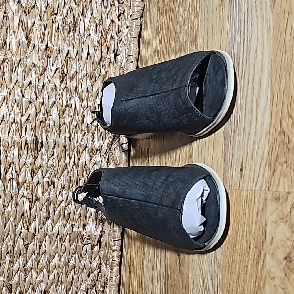 Women's black sandal size 7 1/2